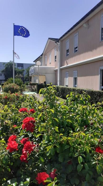 Quick Palace Nantes La Beaujoire Exterior foto The station's studios are located in the San Fernando Valley.